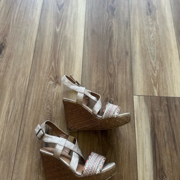 BKE sole women’s Metallic Gold Sequin wedges size 5M - Picture 4 of 4